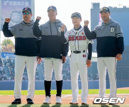 [OSEN=잠실, 조은정 기자] 20일 서울 송파구 잠실구장에서 JTBC 프로그램 ’최강야구’의 최강 몬스터즈와 두산 베어스의 경기가 열렸다.경기 전 두산 김한수, 고토, 정수성, 조성환 코치가 팬들과의 만남을 갖고 있다. 2022.11.20 /cej@osen.co.kr