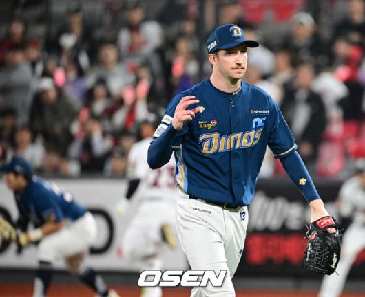 [OSEN=수원, 지형준 기자]2회말 삼자범퇴로 마친 NC 페디가 기뻐하고 있다. 2023.10.30 /jpnews@osen.co.kr