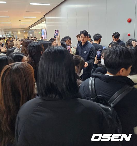 [OSEN=김포공항, 이후광 기자] APBC 대표팀을 보기 위해 김포공항을 찾은 야구팬들 / backlight@osen.co.kr