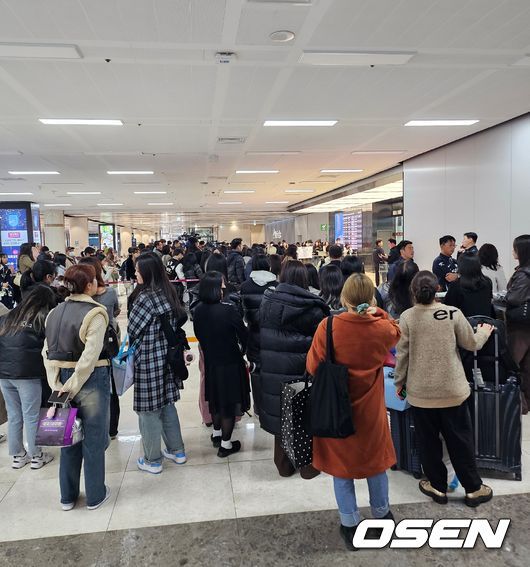 [OSEN=김포공항, 이후광 기자] APBC 대표팀을 보기 위해 김포공항을 찾은 야구팬들 / backlight@osen.co.kr