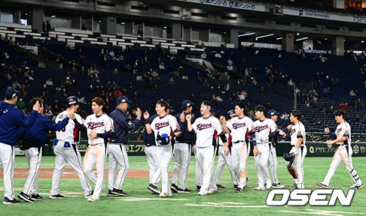 [OSEN=도쿄, 지형준 기자]대한민국 선수들이 승리를 기뻐하고 있다. 2023.11.16 /