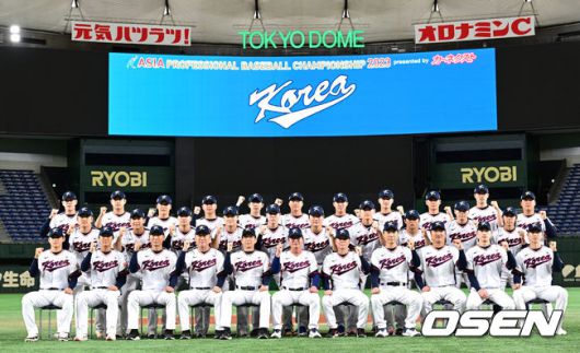 [OSEN=도쿄, 지형준 기자]대표팀이 훈련에 앞서 포토타임을 하고 있다.2023.11.15 /