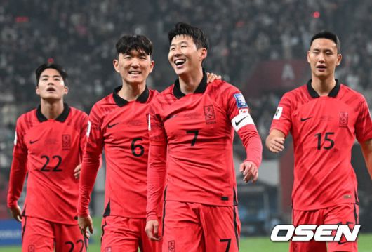 [OSEN=서울월드컵경기장, 조은정 기자] 위르겐 클린스만 감독이 이끄는 대한민국 축구 대표팀과 싱가포르의 2026 북중미 월드컵 아시아 2차 예선 C조 1차전이 16일 서울 마포구 서울월드컵경기장에서 열렸다.후반 손흥민이 대한민국이 3-0으로 앞서가는 골을 넣은 뒤 기뻐하고 있다. 2023.11.16 /cej@osen.co.kr