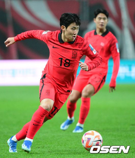 [OSEN=서울월드컵경기장, 조은정 기자] 위르겐 클린스만 감독이 이끄는 대한민국 축구 대표팀과 싱가포르의 2026 북중미 월드컵 아시아 2차 예선 C조 1차전이 16일 서울 마포구 서울월드컵경기장에서 열렸다.전반 한국 이강인이 드리블을 하고 있다. 2023.11.16 /cej@osen.co.kr