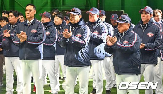 [OSEN=김해, 이석우 기자]롯데 자이언츠 김용희 2군 감독과 김광수, 김민재, 주형광, 고영민 등 신임 코치들이 납회식을 갖고 있다. 2023.11.25 / foto0307@osen.co.kr