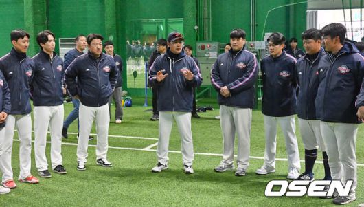 [OSEN=김해, 이석우 기자]롯데 자이언츠 김민재 수석 코치가 납회식을 마치고 선수들과 인사를 하고 있다. 2023.11.25 / foto0307@osen.co.kr