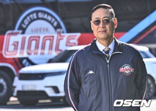 [OSEN=김해, 이석우 기자]롯데 자이언츠 김용희 2군 감독이 납회식에 참석하기 위해 상동구장을 들어서고 있다. 2023.11.25 / foto0307@osen.co.kr
