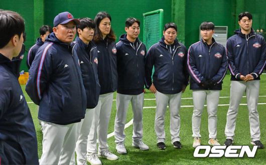 [OSEN=김해, 이석우 기자]롯데 자이언츠 주형광 투수 코치가 납회식을 마치고 선수들과 인사를 하고 있다. 2023.11.25 / foto0307@osen.co.kr