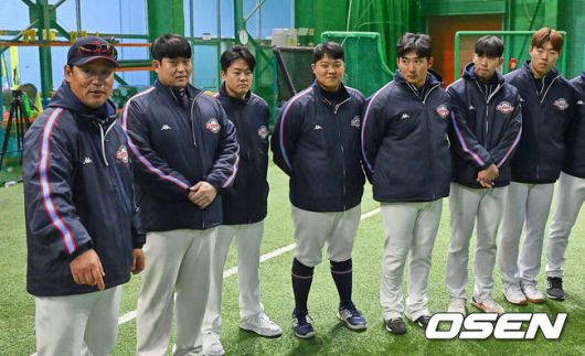 [OSEN=김해, 이석우 기자]롯데 자이언츠 김민재 수석 코치가 납회식을 마치고 선수들과 인사를 하고 있다. 2023.11.25 / foto0307@osen.co.kr