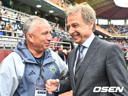 [OSEN=포항, 이석우 기자] 4일 포항 스틸야드에서 2023 하나원큐 FA컵 결승전 포항 스틸러스와 전북 현대의 경기가 열렸다.  클린스만 국가대표 감독이 포항 스틸야드를 찾아 전북 현대 단 페트레스쿠 감독과 인사를 하고 있다. 2023.11.04 / foto0307@osen.co.kr