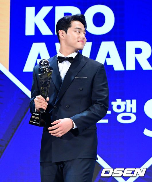 [OSEN=지형준 기자]한화 문동주가 신인상을 수상하며 미소짓고 있다. 2023.11.27 / jpnews.osen.co.kr