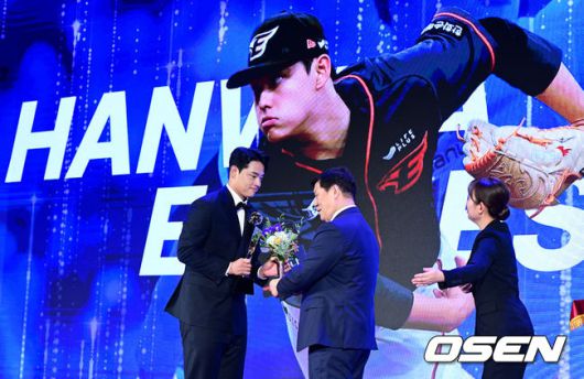 [OSEN=지형준 기자]한화 문동주가 KBO 신인상을 수상하고 있다. 2023.11.27 /