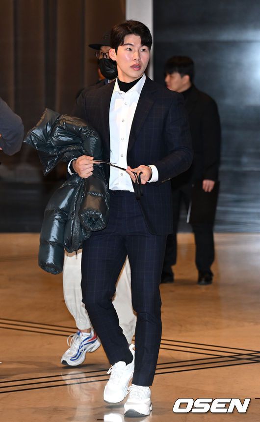 [OSEN=이대선 기자] 1일 한국프로야구선수협회 총회가 서울 용산구 그랜드 하얏트 서울에서 열렸다.김혜성이 회의장으로 이동하고 있다. 2023.12.01 /sunday@osen.co.kr