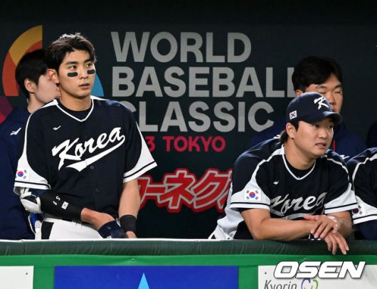 [OSEN=도쿄(일본), 손용호 기자]8회초 무사에서 한국 이정후가 중견수 플라이로 물러나며 아쉬워하고 있다. 오른쪽은 고우석. 2023.03.10 /spjj@osen.co.kr