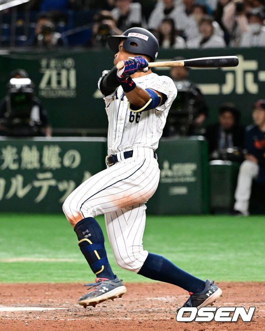 [OSEN=도쿄, 지형준 기자] 류중일 감독이 이끄는 한국야구대표팀이 19일 오후 일본 도쿄돔에서 2023 아시아프로야구챔피언십(APBC) 일본과 결승전을 가졌다.8회말 1사 1루에서 일본 만나미가 우전 안타를 날리고 있다. 2023.11.19 / jpnews.osen.co.kr