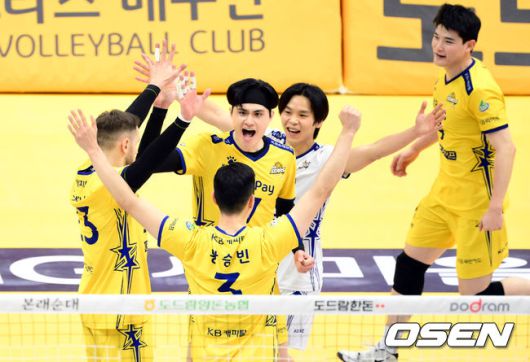 [OSEN=의정부, 조은정 기자]6일 오후 경기도 의정부시 의정부실내체육관에서  ‘도드람 2023-2024 V-리그’ 남자부 3라운드 KB손해보험과 OK금융그룹의 경기가 열렸다. 이날 KB손해보험은 OK금융그룹을 상대로 3-0(25-20, 25-23, 25-17) 셧아웃 승리를 가져가며 12연패를 끊어냈다.1세트 KB손해보험이 득점에 기뻐하고 있다. 2023.12.06 /cej@osen.co.kr