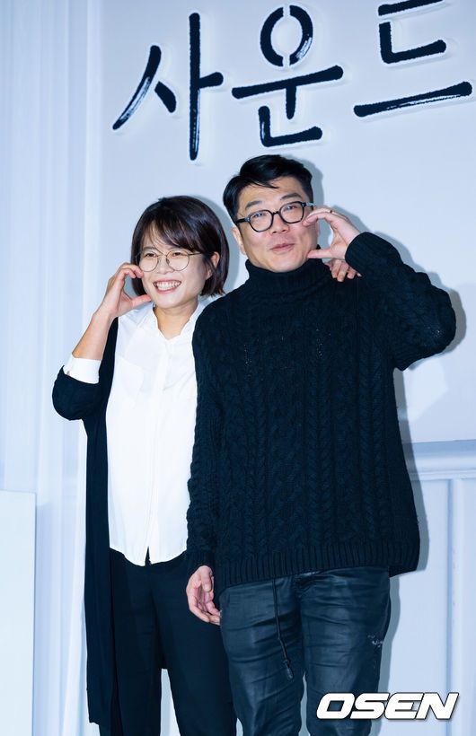 [OSEN=민경훈 기자] 6일 오후 서울 중구 장충동 앰배서더 서울 풀만 호텔에서 디즈니+ 오리지널 시리즈 '사운드트랙#2' 제작발표회가 진행됐다.무대 위에서 김희원 감독, 최정규 감독이 포토타임 중 포즈를 취하고 있다. 2023.12.06 / rumi@osen.co.kr