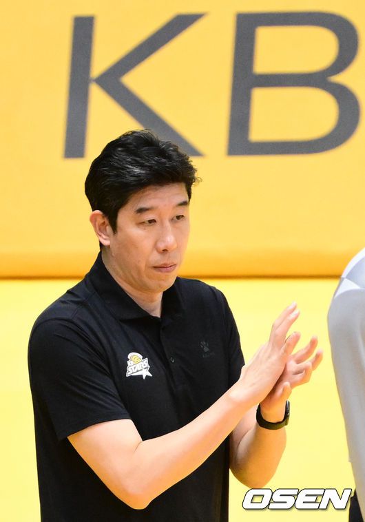 [OSEN=의정부, 조은정 기자]6일 오후 경기도 의정부시 의정부실내체육관에서  ‘도드람 2023-2024 V-리그’ 남자부 3라운드 KB손해보험과 OK금융그룹의 경기가 열렸다. 이날 KB손해보험은 OK금융그룹을 상대로 3-0(25-20, 25-23, 25-17) 셧아웃 승리를 가져가며 12연패를 끊어냈다.1세트 KB손해보험이 후인정 감독이 선수단에게 박수를 보내고 있다. 2023.12.06 /cej@osen.co.kr