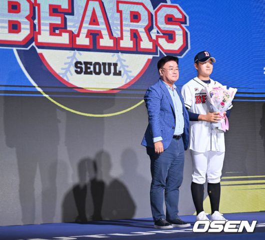 [OSEN=민경훈 기자]1라운드 2순위로 지명된 인천고 김택연이 두산 김태룡 단장과 함께 포토타임을 갖고 있다. 2023.09.14 /rumi@osen.co.kr
