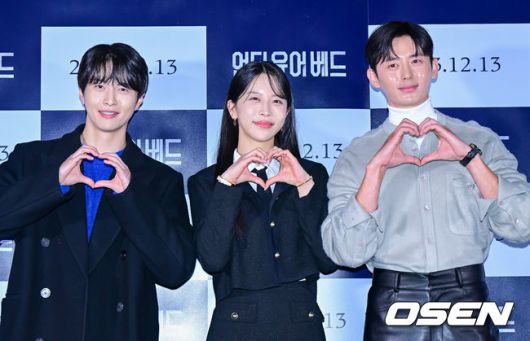[OSEN=지형준 기자] 6일 오후 서울 CGV 용산아이파크몰에서 영화 '언더 유어 베드' 언론시사회가 열렸다.'언더 유어 베드’는 대학 시절 첫사랑을 우연히 만나 그 곁을 맴돌며 선을 넘어버린 한 남자의 하드보일드 멜로.배우 신수항, 이윤우,, 이지훈이 포토타임을 하고 있다. 2023.12.06 / jpnews.osen.co.kr