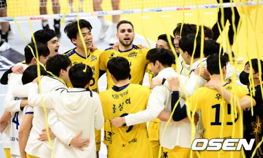 [OSEN=의정부, 조은정 기자]KB손해보험이 승리를 기뻐하고 있다. 2023.12.06 /cej@osen.co.kr