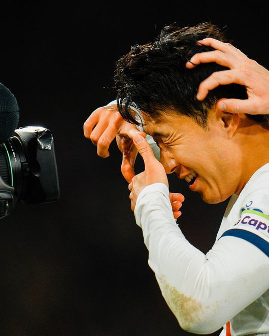 [OSEN=수원, 조은정 기자]17일 오후 수원월드컵경기장에서 위르겐 클린스만 감독이 지휘하는 대한민국 축구대표팀과 베트남의 평가전이 열렸다.전반 대한민국 황희찬이 2-0으로 앞서가는 골을 넣은 뒤 손흥민과 기뻐하고 있다. 2023.10.17 /cej@osen.co.kr