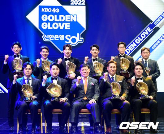 [OSEN=최규한 기자]허구연 KBO 총재와 수상자들이 모두 모여 기념촬영을 하고 있다. 2022.12.09 / dreamer@osen.co.kr