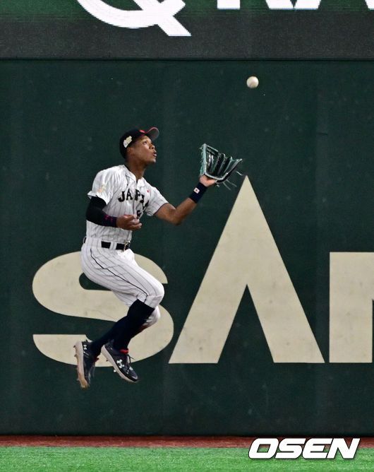 [OSEN=도쿄, 지형준 기자] 류중일 감독이 이끄는 한국야구대표팀이 19일 오후 일본 도쿄돔에서 2023 아시아프로야구챔피언십(APBC) 일본과 결승전을 가졌다.9회초 1사에서 일본 만나미가 대한민국 최지훈의 안타성 타구를 처리하고 있다. 2023.11.19 / jpnews.osen.co.kr