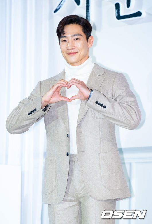 [OSEN=민경훈 기자] 6일 오후 서울 중구 장충동 앰배서더 서울 풀만 호텔에서 디즈니+ 오리지널 시리즈 '사운드트랙#2' 제작발표회가 진행됐다.무대 위에서 배우 노상현이 포토타임 중 포즈를 취하고 있다. 2023.12.06 / rumi@osen.co.kr