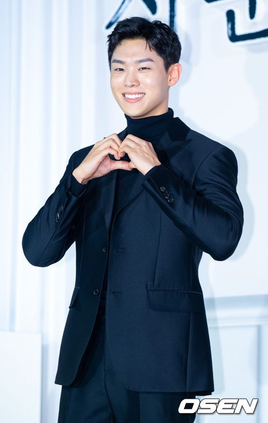 [OSEN=민경훈 기자] 6일 오후 서울 중구 장충동 앰배서더 서울 풀만 호텔에서 디즈니+ 오리지널 시리즈 '사운드트랙#2' 제작발표회가 진행됐다.무대 위에서 배우 손정혁이 포토타임 중 포즈를 취하고 있다. 2023.12.06 / rumi@osen.co.kr