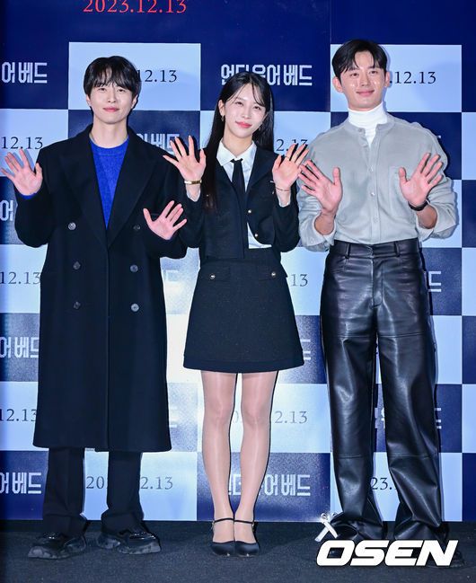 [OSEN=지형준 기자] 6일 오후 서울 CGV 용산아이파크몰에서 영화 '언더 유어 베드' 언론시사회가 열렸다.'언더 유어 베드’는 대학 시절 첫사랑을 우연히 만나 그 곁을 맴돌며 선을 넘어버린 한 남자의 하드보일드 멜로.배우 신수항, 이윤우, 이지훈이 포토타임을 하고 있다. 2023.12.06 / jpnews.osen.co.kr