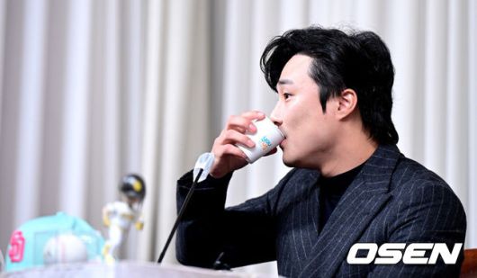 [OSEN=최규한 기자] 메이저리거 김하성(28·샌디에이고 파드리스)이 20일 서울 청담동 리베라 호텔에서 ‘메이저리그 골드글러브(유틸리티 부문) 수상’ 공식 기자회견을 가졌다.한국인 선수 최초로 메이저리그 골드글러브를 받은 김하성은 아시아 선수로 스즈키 이치로에 이어 두 번째 선수가 됐다. 이치로는 외야수로 2001~2010년 시애틀 매리너스 시절 10년 연속 골드글러브를 수상했다. 김하성은 아시아 내야수 첫 수상자로 역사에 이름을 남겼다.김하성이 취재진과 질의응답 시간을 갖고 있다. / dreamer@osen.co.kr