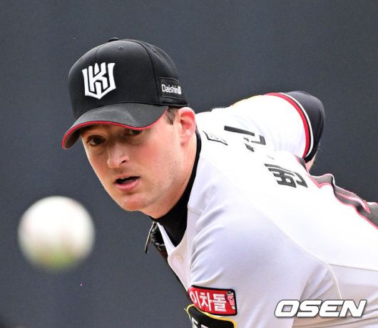 [OSEN=수원, 지형준 기자] 5일 오후 수원 KT위즈파크에서 ‘2023 신한은행 SOL KBO 포스트시즌 플레이오프’ 5차전 KT 위즈와 NC 다이노스의 경기가 열렸다.1회 KT 벤자민이 역투하고 있다. 2023.11.05 /jpnews@osen.co.kr