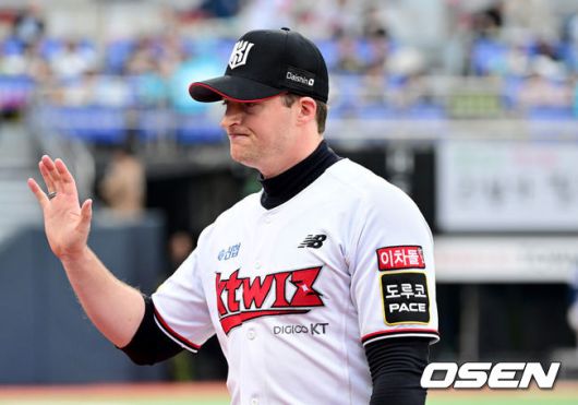[OSEN=수원, 최규한 기자] 5일 오후 수원 KT위즈파크에서 ‘2023 신한은행 SOL KBO 포스트시즌 플레이오프’ 5차전 KT 위즈와 NC 다이노스의 경기가 열렸다.6회초 무사 1루 상황 KT 선발 벤자민이 마운드를 내려가고 있다. 2023.11.05 / dreamer@osen.co.kr