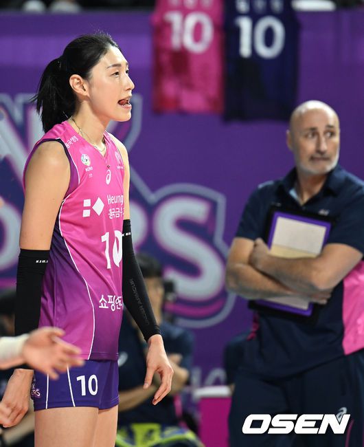 [OSEN=인천, 김성락 기자] 현대건설이 주전 세터 김다인의 독감 격리를 딛고 그 어느 때보다 값진 승점 3점을 획득했다.현대건설은 20일 인천삼산월드체육관에서 열린 도드람 2023-2024 V리그 여자부 3라운드 흥국생명과의 원정경기에서 세트 스코어 3-1(23-25, 25-23, 25-16, 25-20)로 승리했다.3세트 흥국생명 김연경이 실점에 아쉬워하고 있다. 2023.12.20 /ksl0919@osen.co.kr