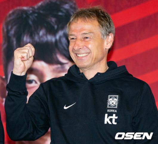 [OSEN=민경훈 기자] 28일 오전 서울CGV 용산아이파크몰에서 축구대표팀 아시안컵 최종명단 발표 기자회견이 진행됐다. 대표팀 위르겐 클린스만 감독이 포토타임을 갖고 있다. 2023.12.28 / rumi@osen.co.kr