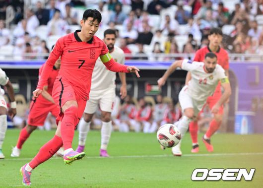 [OSEN=도하(카타르), 지형준 기자] 위르겐 클린스만감독이 이끄는 대한민국 축구대표팀과 요르단의 2023 아시아축구연맹(AFC) 카타르 아시안컵 E조 2차전이 20일 오후(현지시간) 카타르 도하알투마마 스타디움에서열렸다.전반 대한민국 박용우(오른쪽)가 자책골을 넣고 있다. 2024.01.20 /jpnews@osen.co.kr