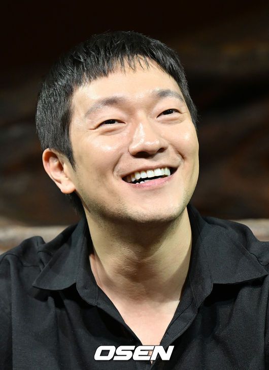 [OSEN=민경훈 기자] 27일 오후 서울 강서구 LG아트센터 서울에서 연극 '나무 위의 군대' 기자간담회가 열렸다.무대 위에서 배우 손석구가 기자회견을 하며 미소짓고 있다.2023.06.27 /rumi@osen.co.kr