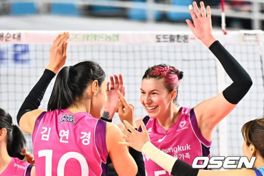 흥국생명 핑크스파이더스 윌로우 존슨과 김연경. /OSEN DB