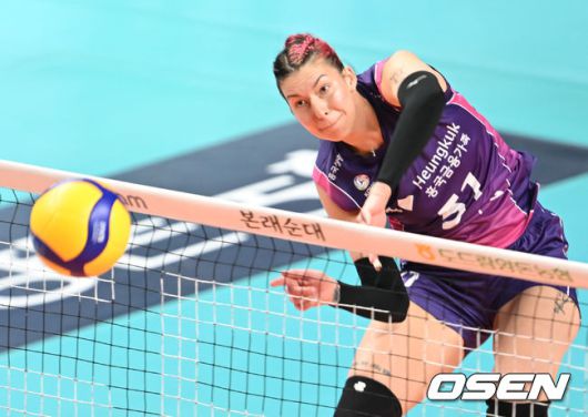 [OSEN=장충, 김성락 기자] 2일 오후 서울 중구 장충체육관에서 도드람 2023-2024 V리그 여자부 GS칼텍스와 흥국생명의 경기가 열렸다. 1세트 흥국생명 윌로우가 강타를 하고 있다. 2024.02.02 / ksl0919@osen.co.kr