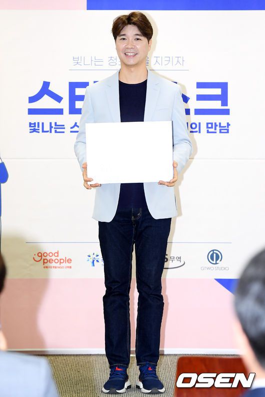 [OSEN=조은정 기자] 13일 오후 서울 영등포구 굿피플빌딩에서 ‘스타 마스크’ 캠페인 행사가 열렸다.‘스타 마스크’ 캠페인은 청소년들이 가장 사랑하고 동경하는 스타들이 실물 마스크를 기부하거나 마스크를 구입할 수 있도록 기부금을 보내 청소년들에게 심리적, 정서적 안정과 건강한 내일을 선물한다는 의미를 갖고 있다.방송인 박수홍이 포즈를 취하고 있다. /cej@osen.co.kr