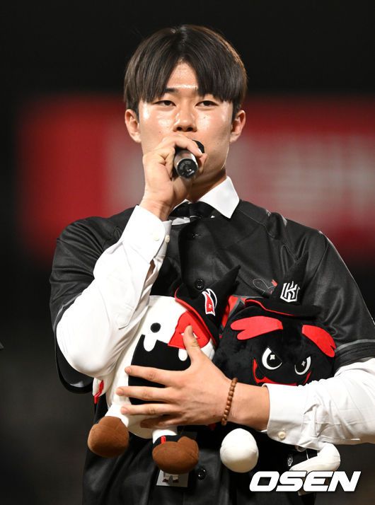 [OSEN=수원, 이대선 기자] 7일 오후 수원 KT위즈파크에서 2023 신한은행 SOL KBO리그 KT 위즈와 한화 이글스의 경기가 열렸다.클리닝 타임 때 KT 신인 원상현이 관중석을 향해 인사를 하고 있다. 2023.10.07 /