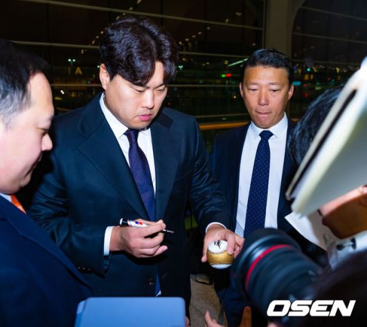 [OSEN=인천공항, 민경훈 기자]류현진이 출국장으로 향하며 팬들에게 사인을 해주고 있다. 2024.02.23 / rumi@osen.co.kr