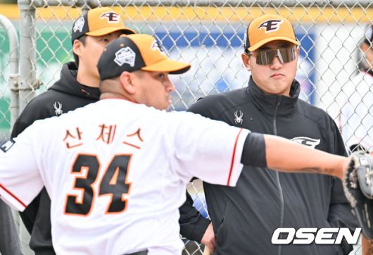 [OSEN=멜버른(호주), 박준형 기자] 한화 이글스가 5일 호주 빅토리아주 멜버른에 위치한 멜버른볼파크에서 스프링캠프를 진행했다.최원호 감독이 산체스의 첫 불펜 투구를 지켜보고 있다.  2024.02.05 / soul1014@osen.co.kr