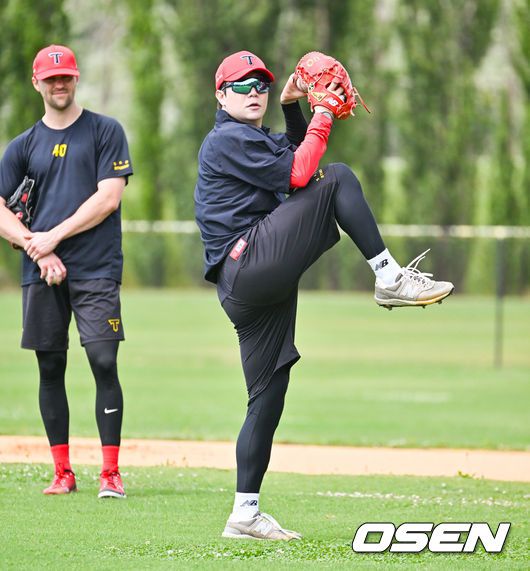 [OSEN=캔버라(호주), 박준형 기자]KIA 양현종이 캐치볼을 하고 있다.  2024.02.06 / soul1014@osen.co.kr