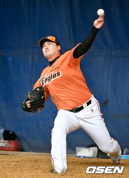 [OSEN=오키나와(일본), 조은정 기자]26일 일본 오키나와 온나손 아카마 구장에서 삼성 라이온즈와 한화 이글스의 연습경기가 열린다.경기 전 한화 류현진이 불펜피칭을 하고 있다. 2024.02.26 /cej@osen.co.kr