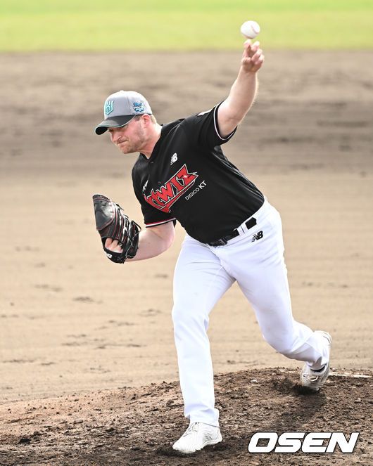 [OSEN=오키나와(일본), 조은정 기자]1회말 KT 선발 벤자민이 힘차게 공을 던지고 있다. 2024.02.28 /cej@osen.co.kr