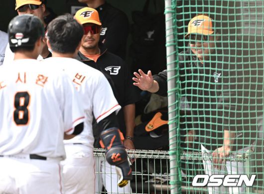 [OSEN=오키나와(일본), 조은정 기자]28일 일본 오키나와현 고친다 구장에서 한화 이글스와 KT 위즈의 스프링캠프 연습경기가 열렸다.3회말 1사 2,3루 한화 문현빈이 인사이드 더 파크 홈런을 날린 뒤 최원호 감독의 축하를 받고 있다. 2024.02.28 /cej@osen.co.kr