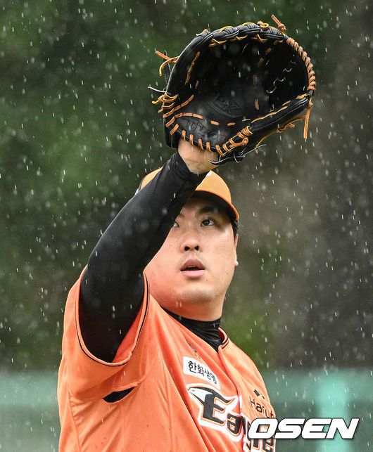[OSEN=오키나와(일본), 조은정 기자] 한화 류현진이 1일 일본 오키나와 고친다구장에서 진행된 한화이글스 스프링캠프에서 라이브 피칭 예정이었으나 우천으로 취소됐다.한화 류현진이 캐치볼을 하고 있다. 2024.03.01/cej@osen.co.kr