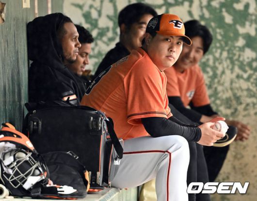 [OSEN=오키나와(일본), 조은정 기자] 한화 류현진이 1일 일본 오키나와 고친다구장에서 진행된 한화이글스 스프링캠프에서 라이브 피칭 예정이었으나 우천으로 지연됐다.한화 최원호 감독이 취재진과 인터뷰를 하고 있다. 2024.03.01/cej@osen.co.kr